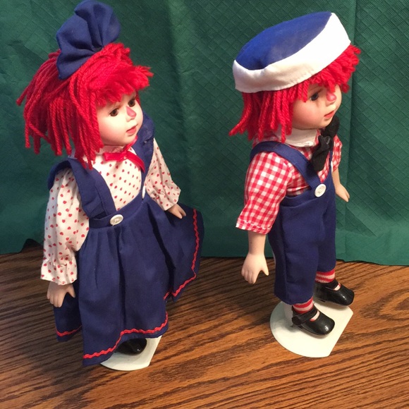 Raggedy Ann and Andy porcelain vintage dolls on metal stand - Picture 3 of 4